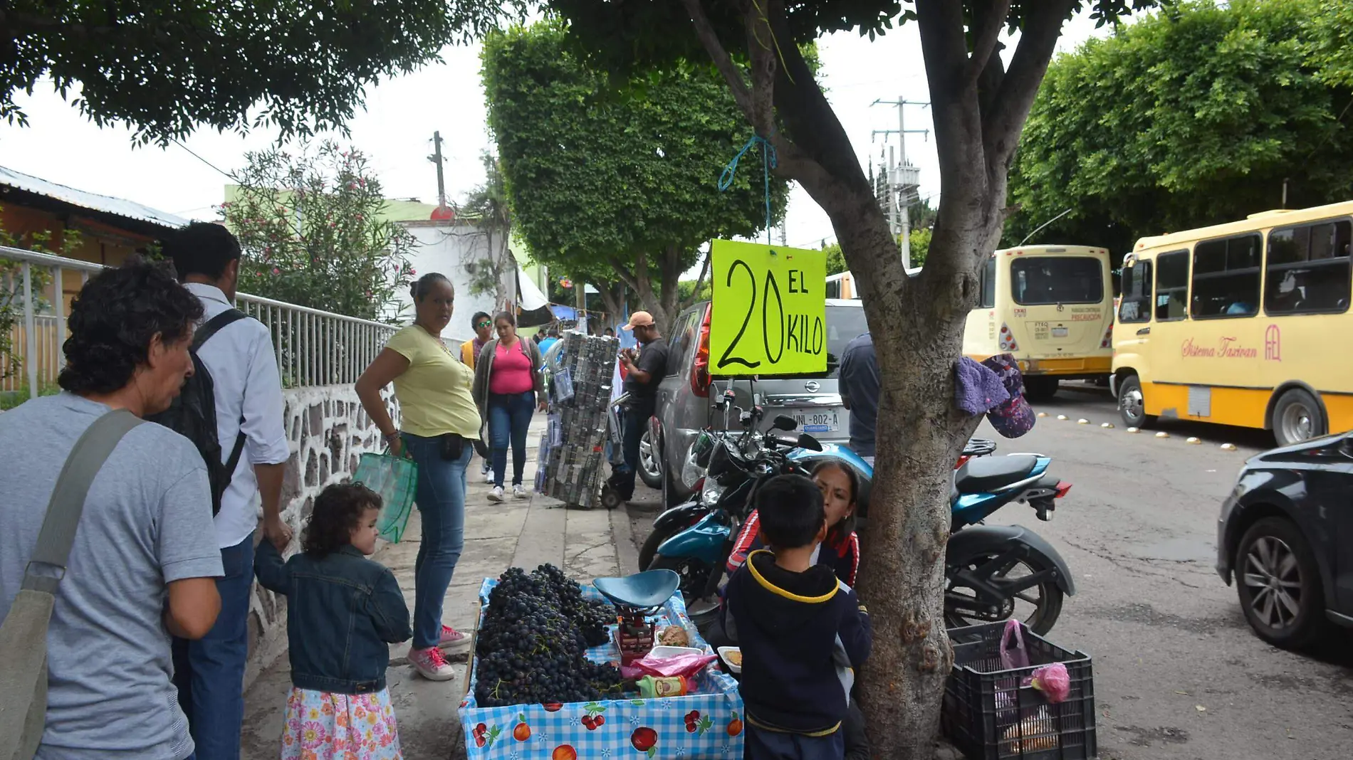 El secretario general del mercado dijo que invaden las banquetas y afectan sus ventas.